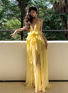 云南海边度假风连衣裙女夏季名媛海边气质挂脖露背黄色多巴胺长裙
