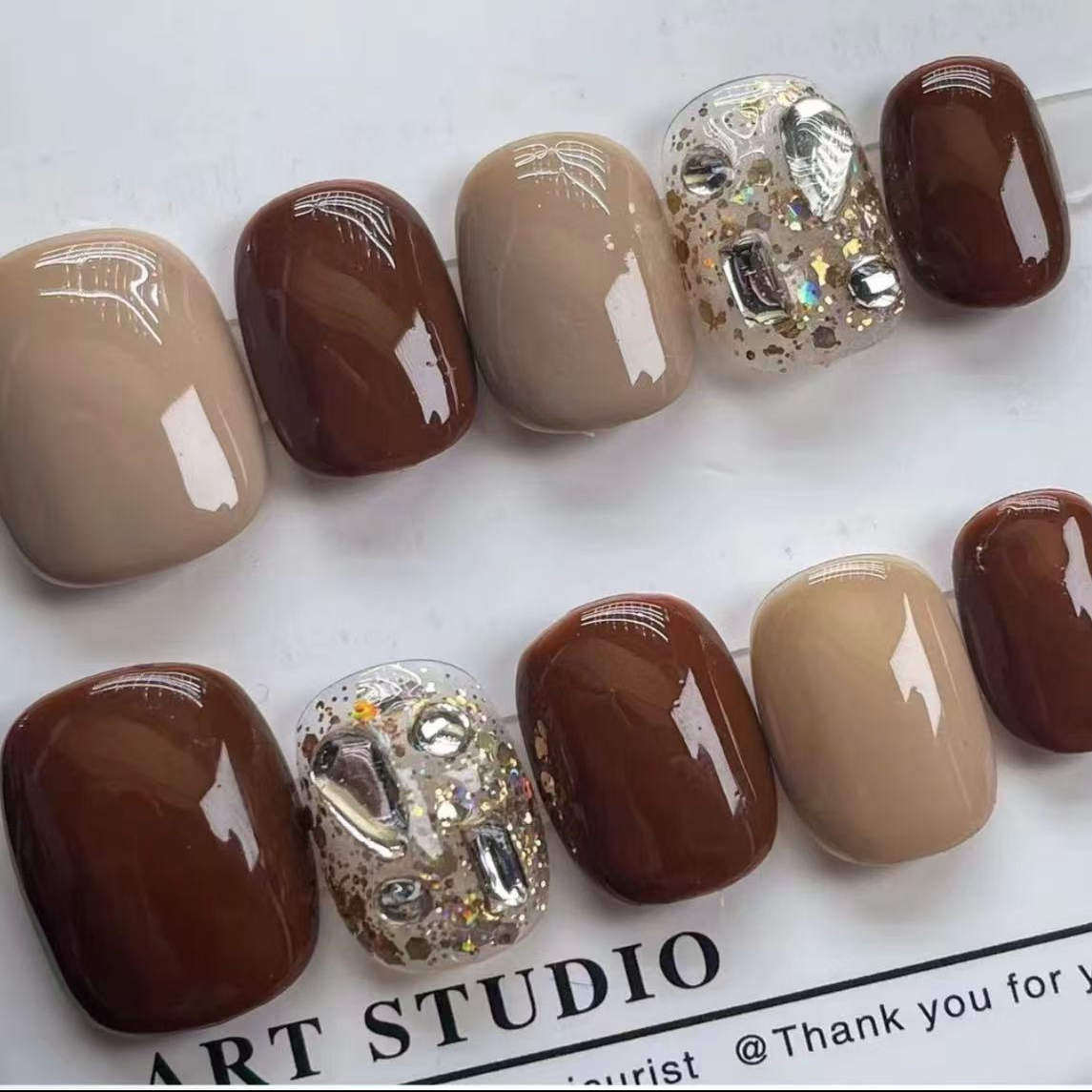 纯手工穿戴甲秋冬款巧克力新年春日美甲贴片短圆显白跳色指甲闪钻