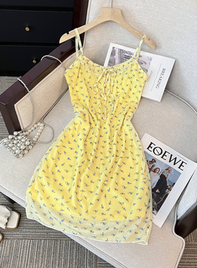 捡漏少女感减龄黄色碎花吊带收腰连衣裙女绑带胸型低圆领包臀裙子