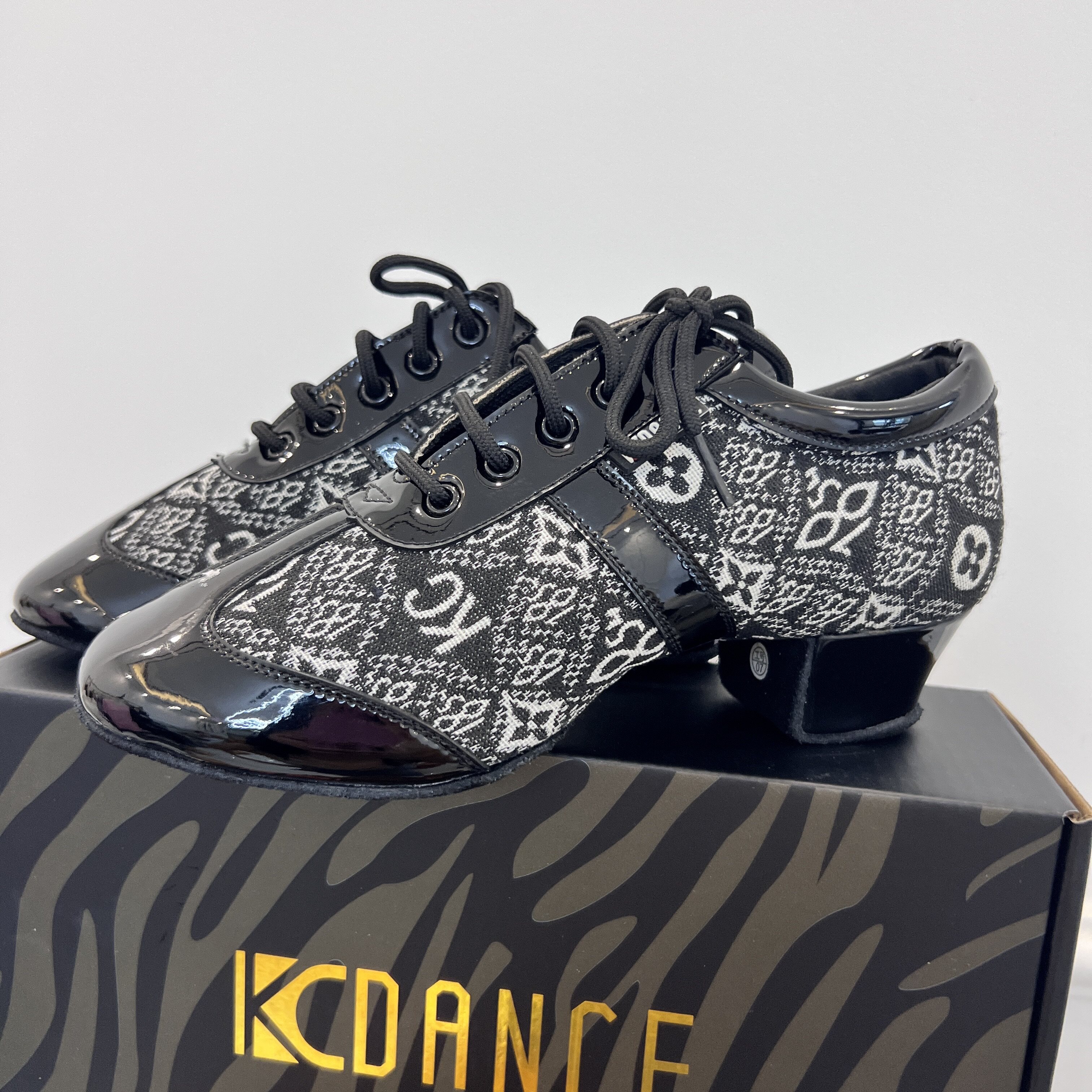 傲睨舞服 KC拉丁舞室内教师鞋新款超钎皮拼接老花男女同款教师鞋