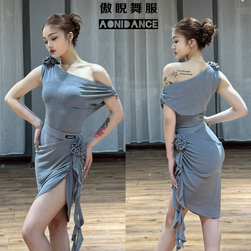 傲睨闪银系列花朵斜肩连体上衣