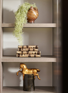 现代风书房书架软装组合马形摆件