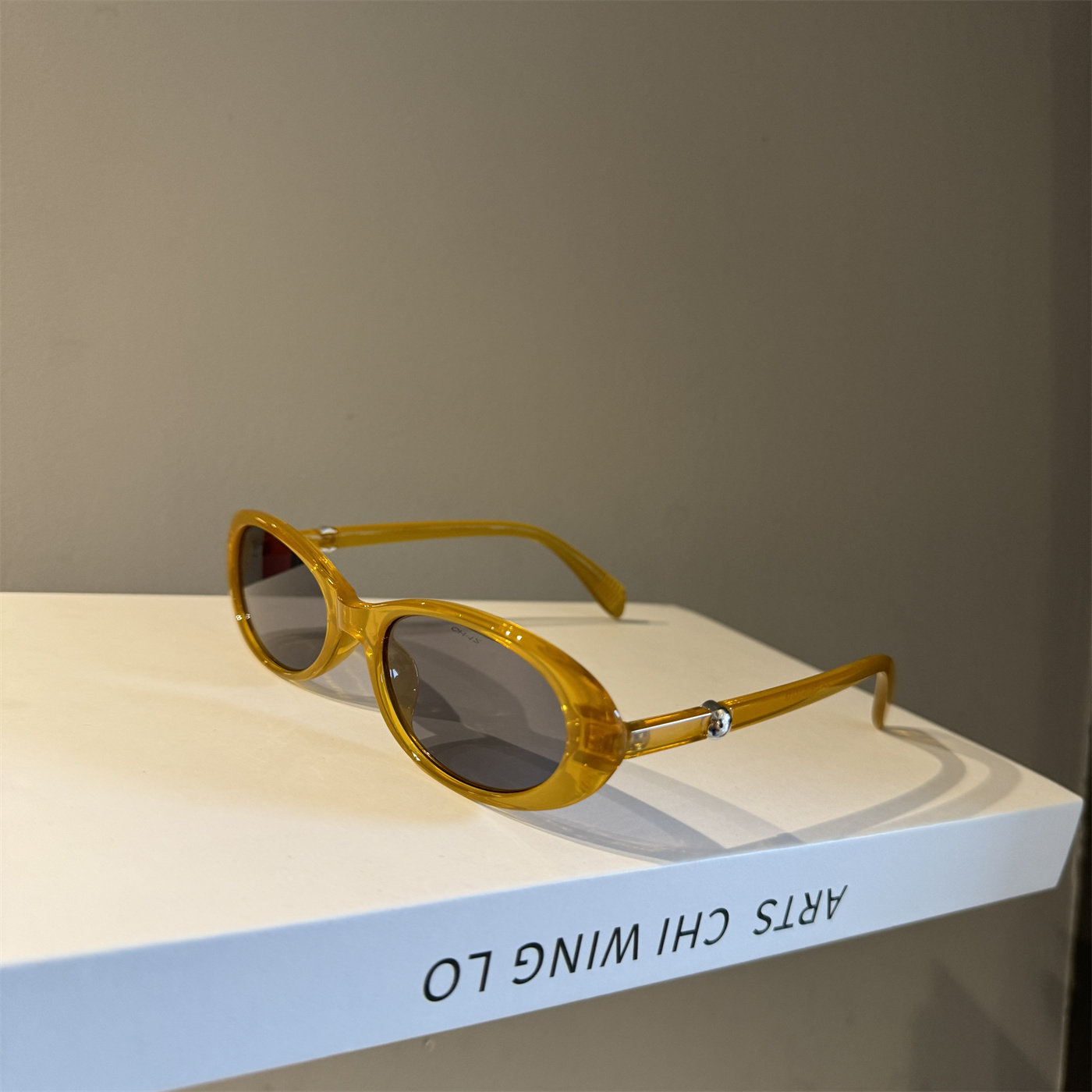 椭圆框橘色墨镜女框2025新款小框小脸旅游度假拍照珍珠腿太阳眼镜