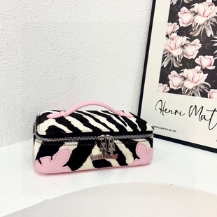 2025新款 潮牌斑马纹十字架化妆包甜酷辣妹手提盒子包真马毛皮草包