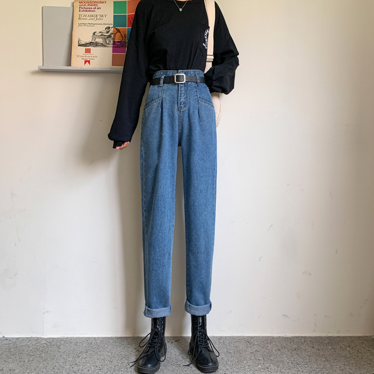 Women with high waist and personalized jeans