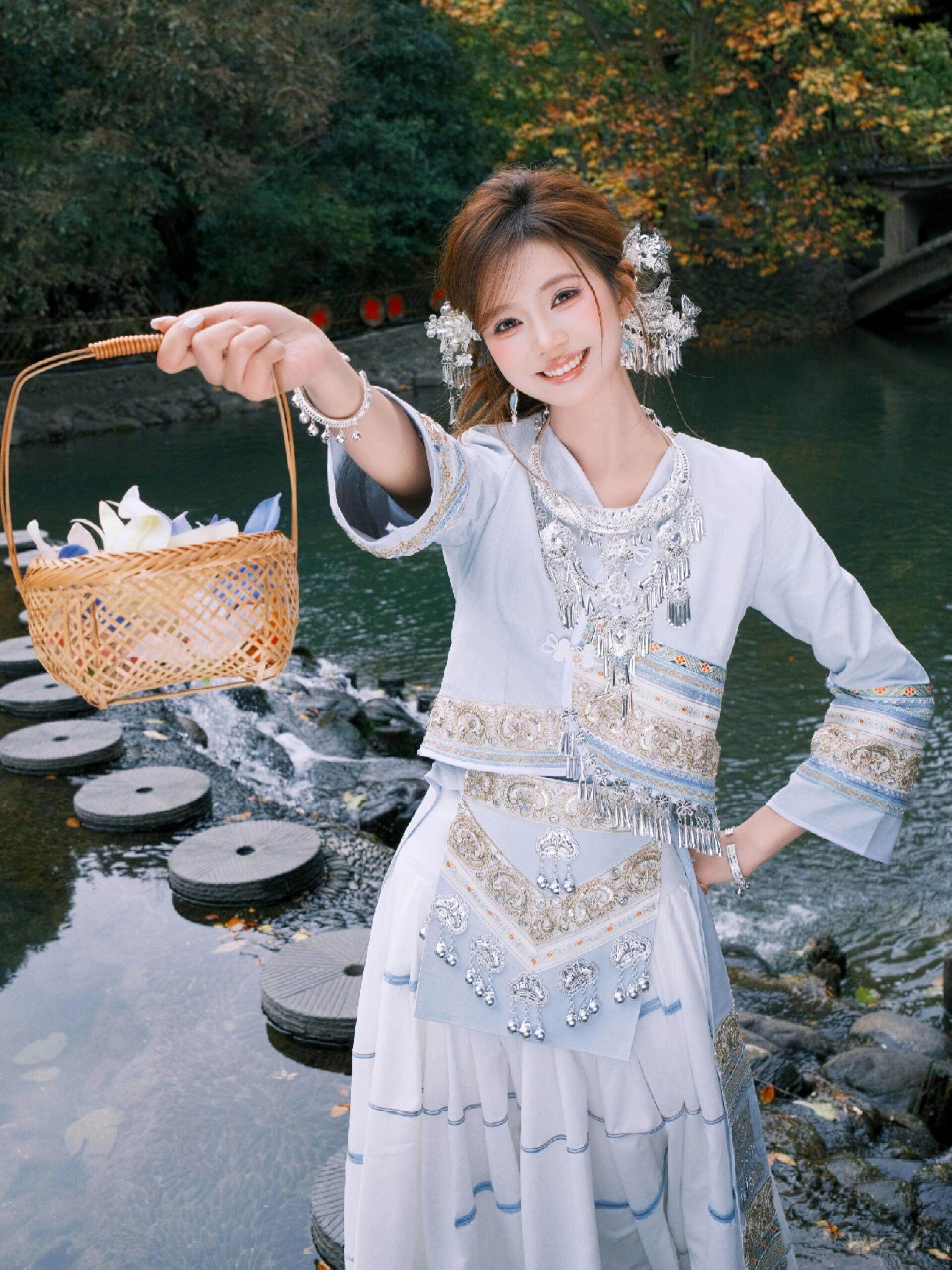 苗族服装女苗疆少女白色小清新少数民族云南洱海民族风旅拍舞台服