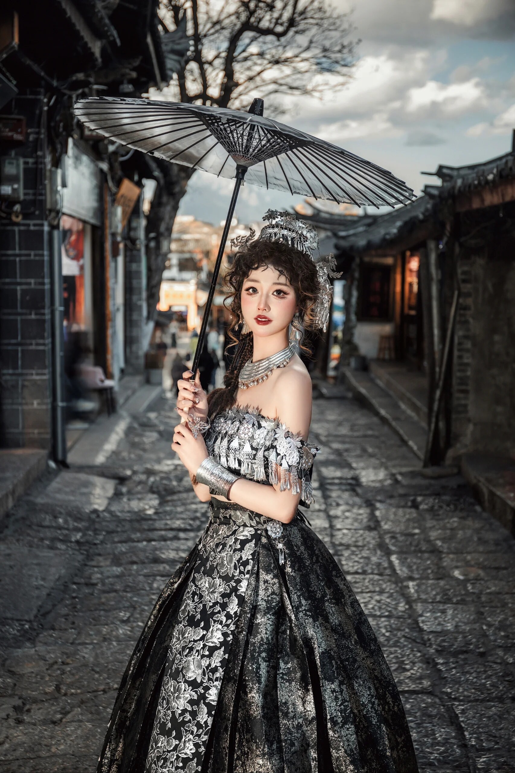 新款刺绣高端苗族礼服服装少数民族黑色摄影服饰演出苗疆少女旅拍