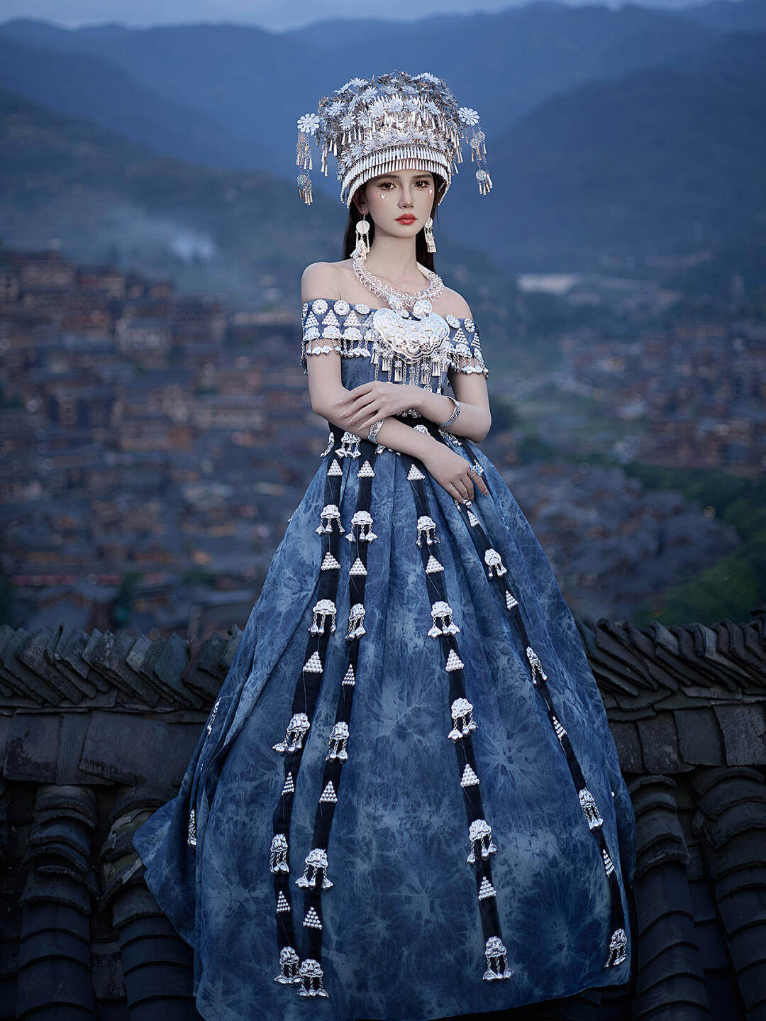 少数民族苗疆少女扎染服饰旅拍写真苗族蜡染礼服蓝色摄影舞台装新