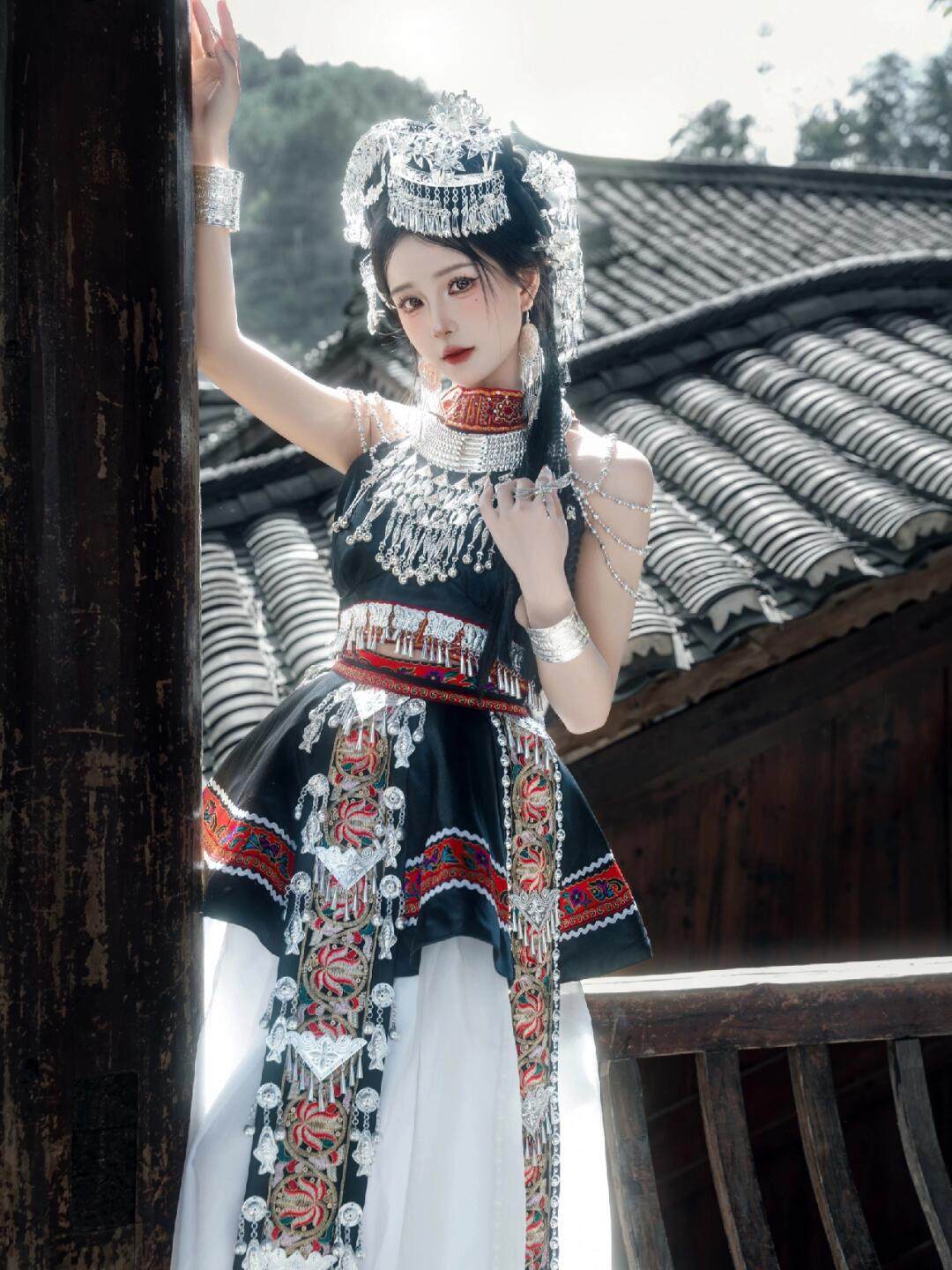 苗族服装黑色苗疆少女土家族少数民族云南旅拍爆款写真舞台服饰新