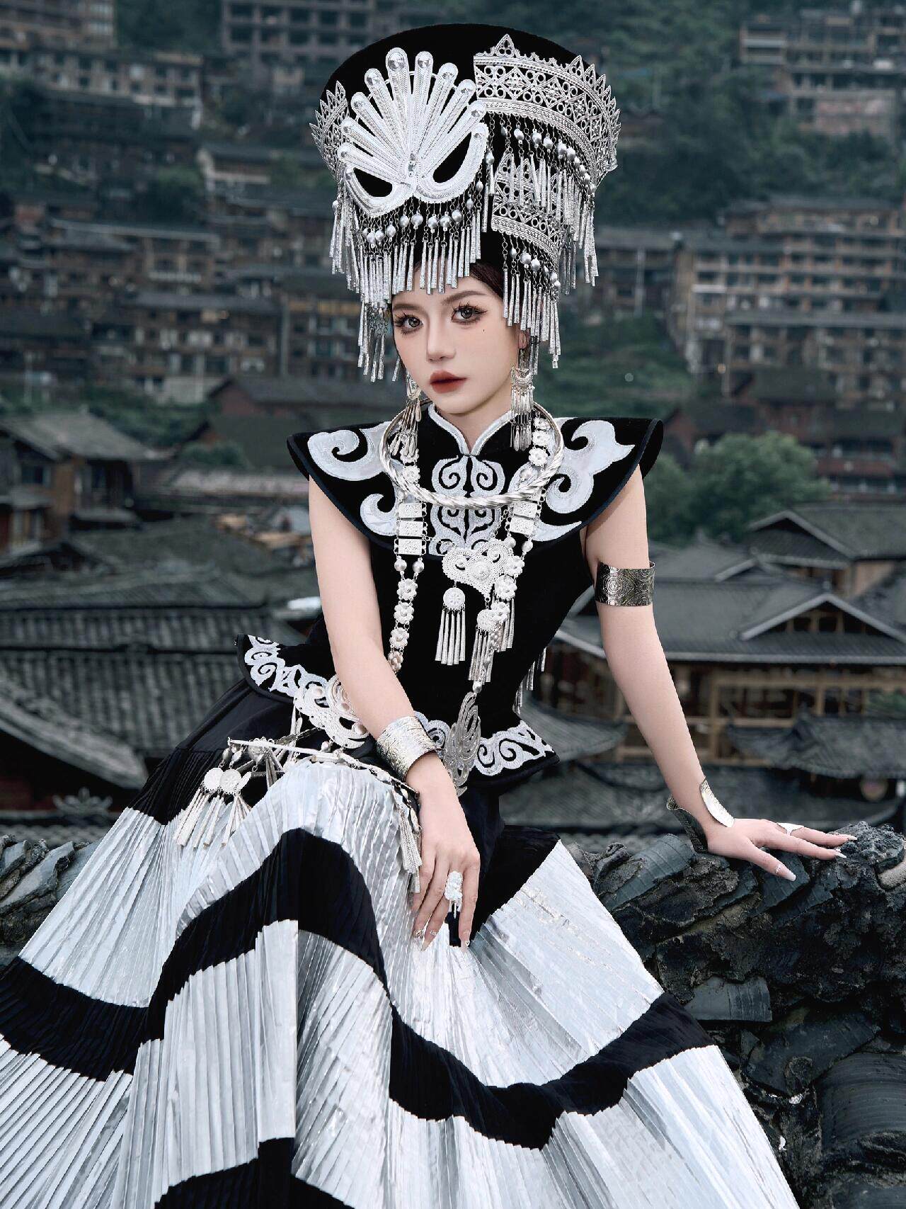 彝族服装高端民族风旅拍少数民族服饰苗疆少女套装演出舞台写真服