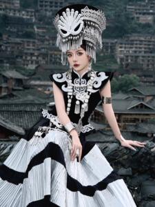 彝族服装高端民族风旅拍少数民族服饰苗疆少女套装演出舞台写真服