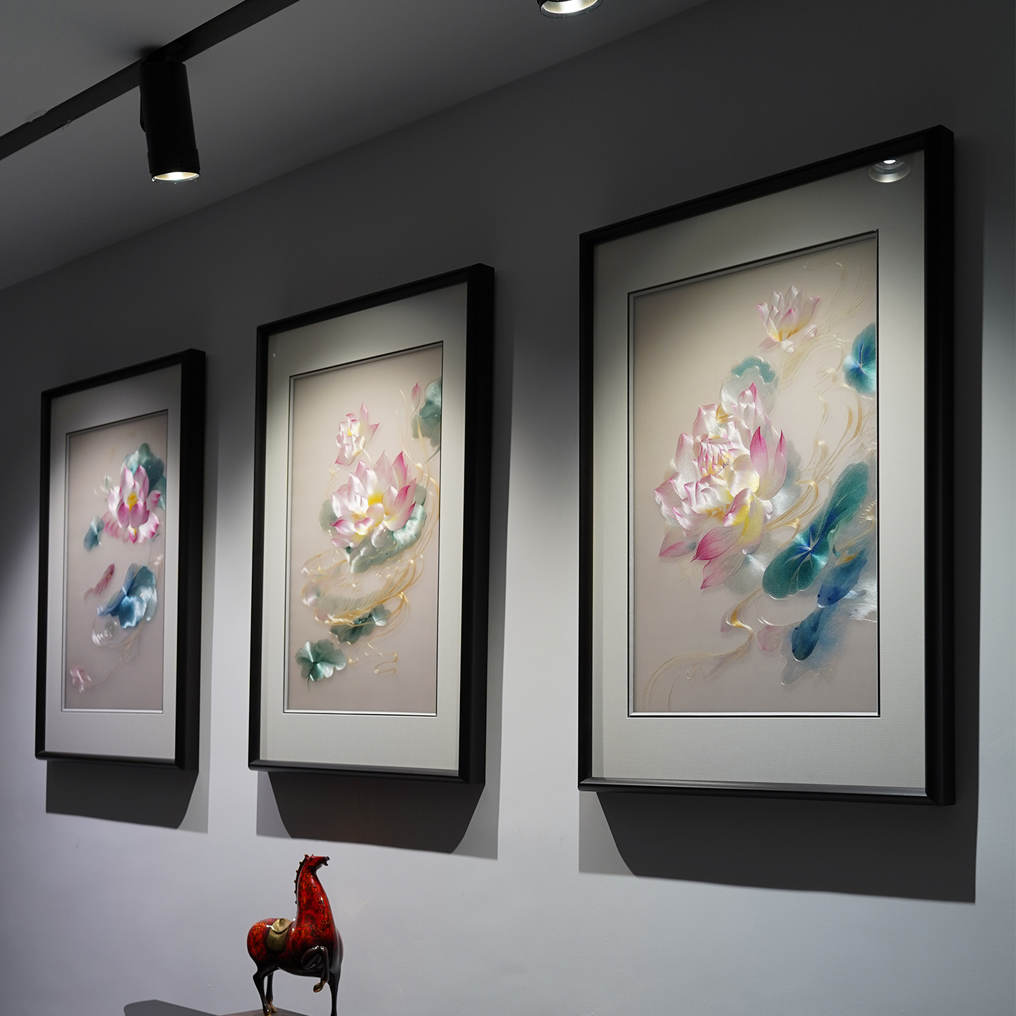 荷莲清趣三联幅手工苏绣挂画书房卧室客厅沙发墙新中式刺绣装饰画图片