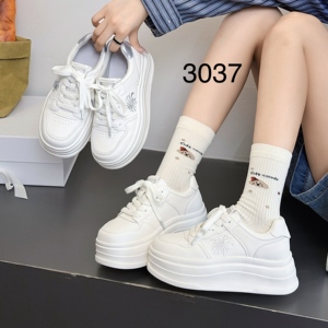 她菲娅2026秋新款欧货真皮小白鞋女厚底百搭轻便休闲运动板鞋3037
