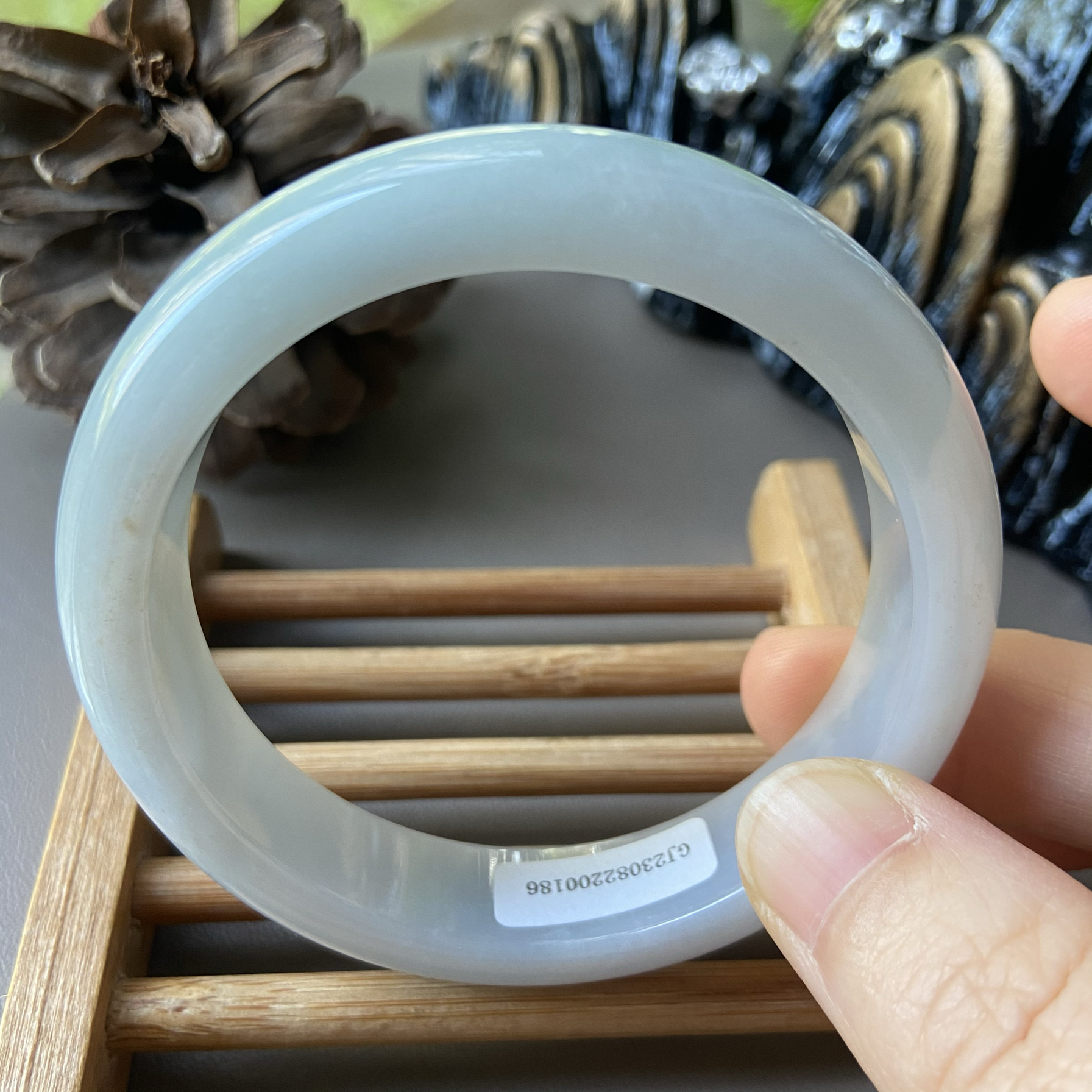 天然缅甸翡翠手镯55冰糯种浅绿色玉镯子56老坑a货0186带证书