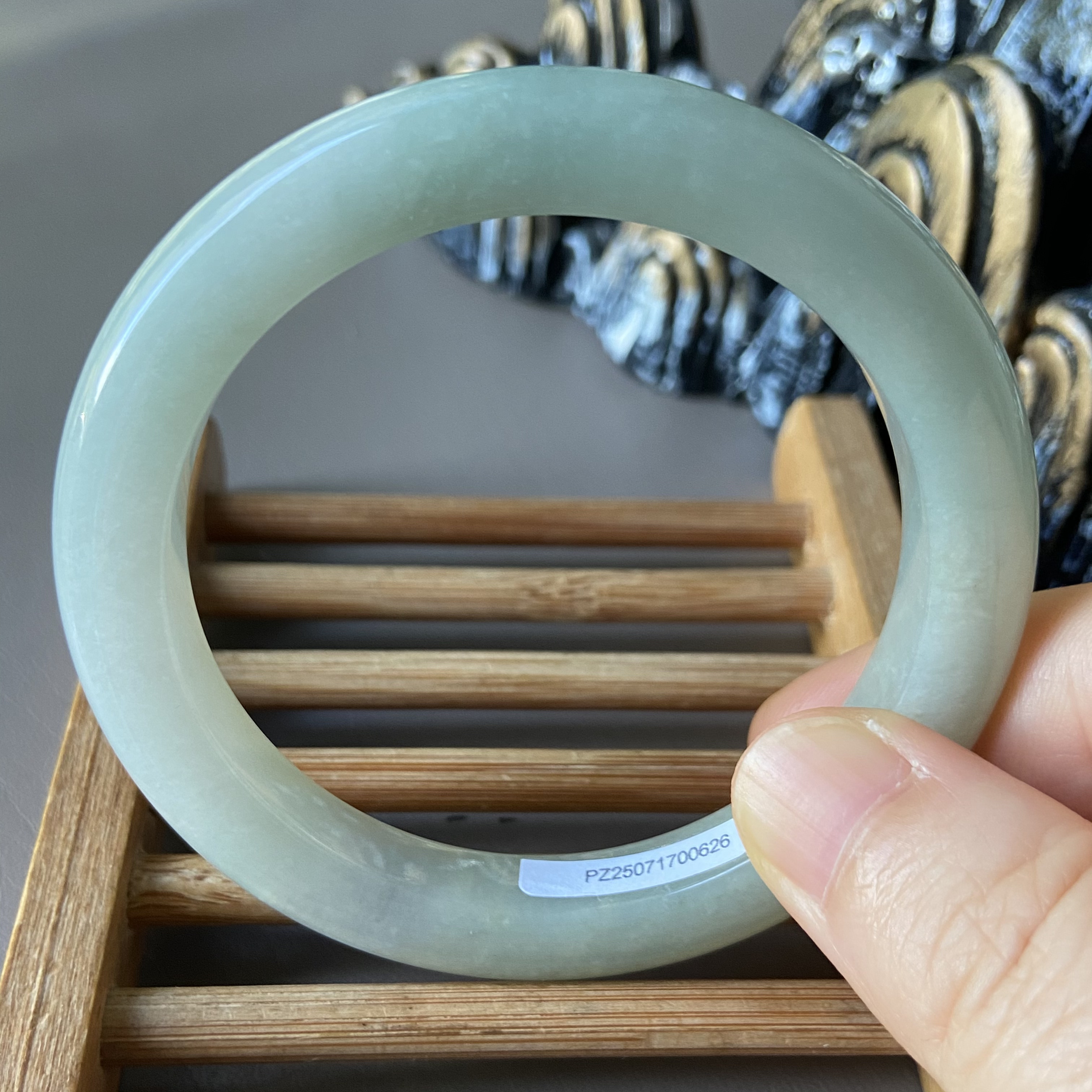 天然缅甸翡翠手镯55冰糯种浅绿色玉镯子老坑a货0626带证书