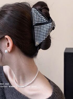 韩系黑白格子三角抓夹女