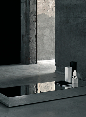 GLAS ITALIA 镜面玻璃带滚轮矮茶几 I Massi tavoli bassi