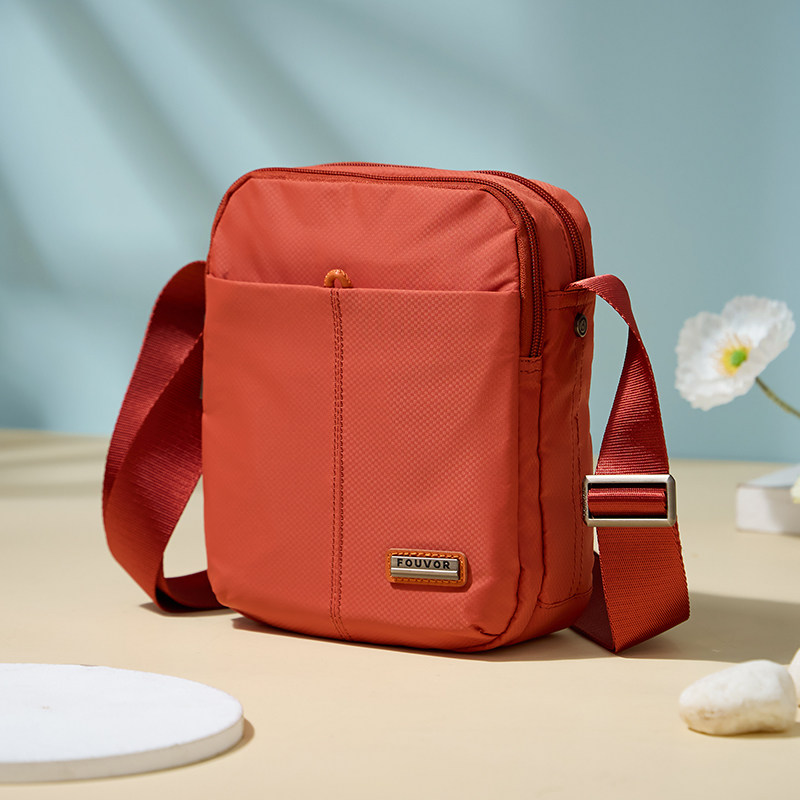 轻便小包包女2026秋冬新款竖款女包牛津布斜挎包帆布包妈妈手机包