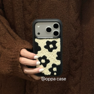 小众ins黑色毛绒花朵适用iphone17ProMax苹果16手机壳14秋冬15女13