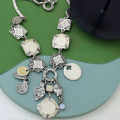 法产Entre Guillemets奶油珐琅浮雕花纹流苏项链不退不换