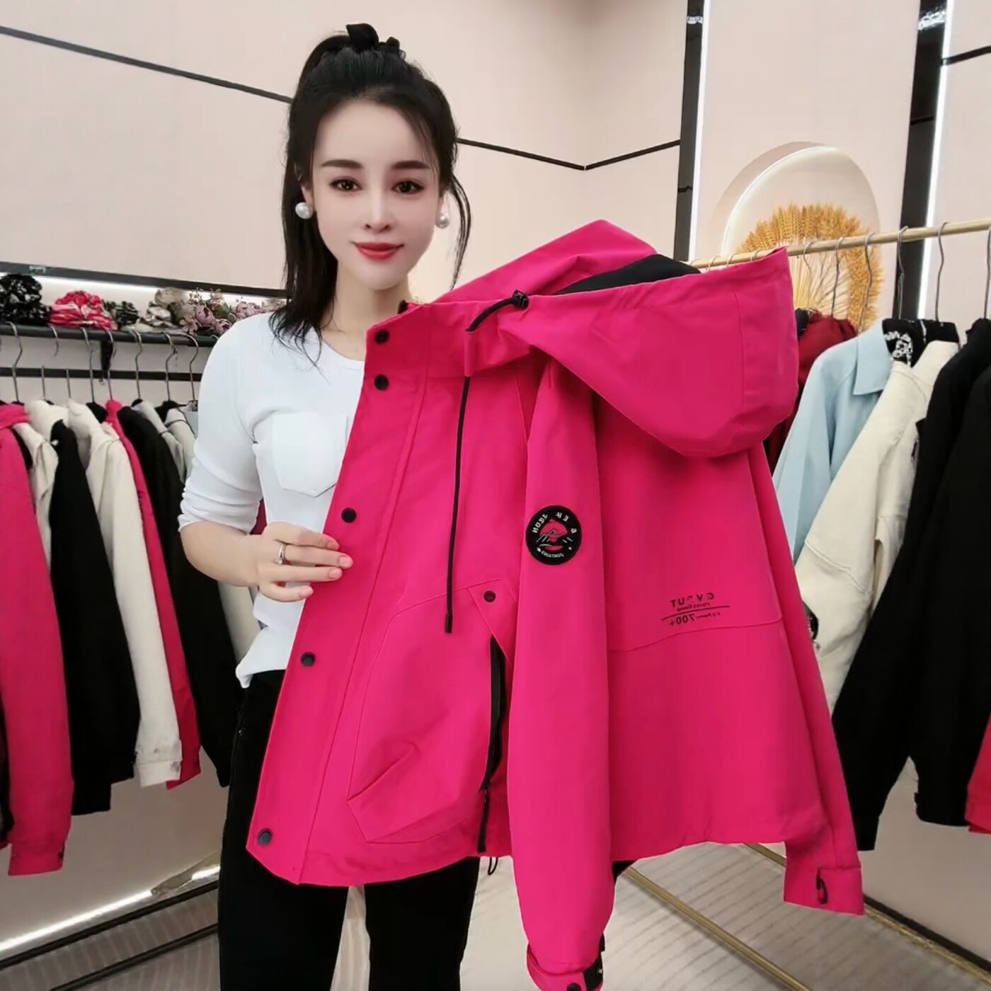 欧货宽松贴标彩色冲锋衣连帽女时尚2025秋季新款大码长袖加棉外套