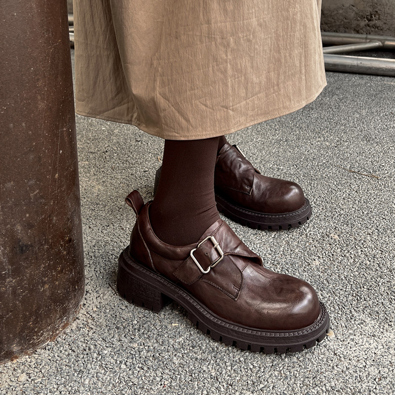 粗跟松糕底皮带扣懒人棕色单鞋