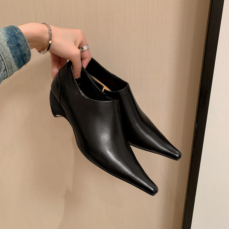 翘头头层牛皮粗跟女巫鞋真皮黑色奶奶鞋女中跟尖头老钱风懒人单鞋