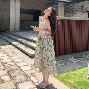 夏日度假风吊带碎花连衣裙女2025新款超火好看高级感减龄收腰长裙,女装连衣裙,杭阁服饰