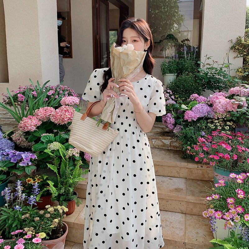法式米白色波点连衣裙女2023年夏季新款法式温柔海边度假风长裙子，女装连衣裙，杭阁服饰