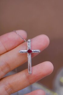 18K金女镶嵌南非高品质钻石 0.25克拉天然红宝石十字架吊坠送证书