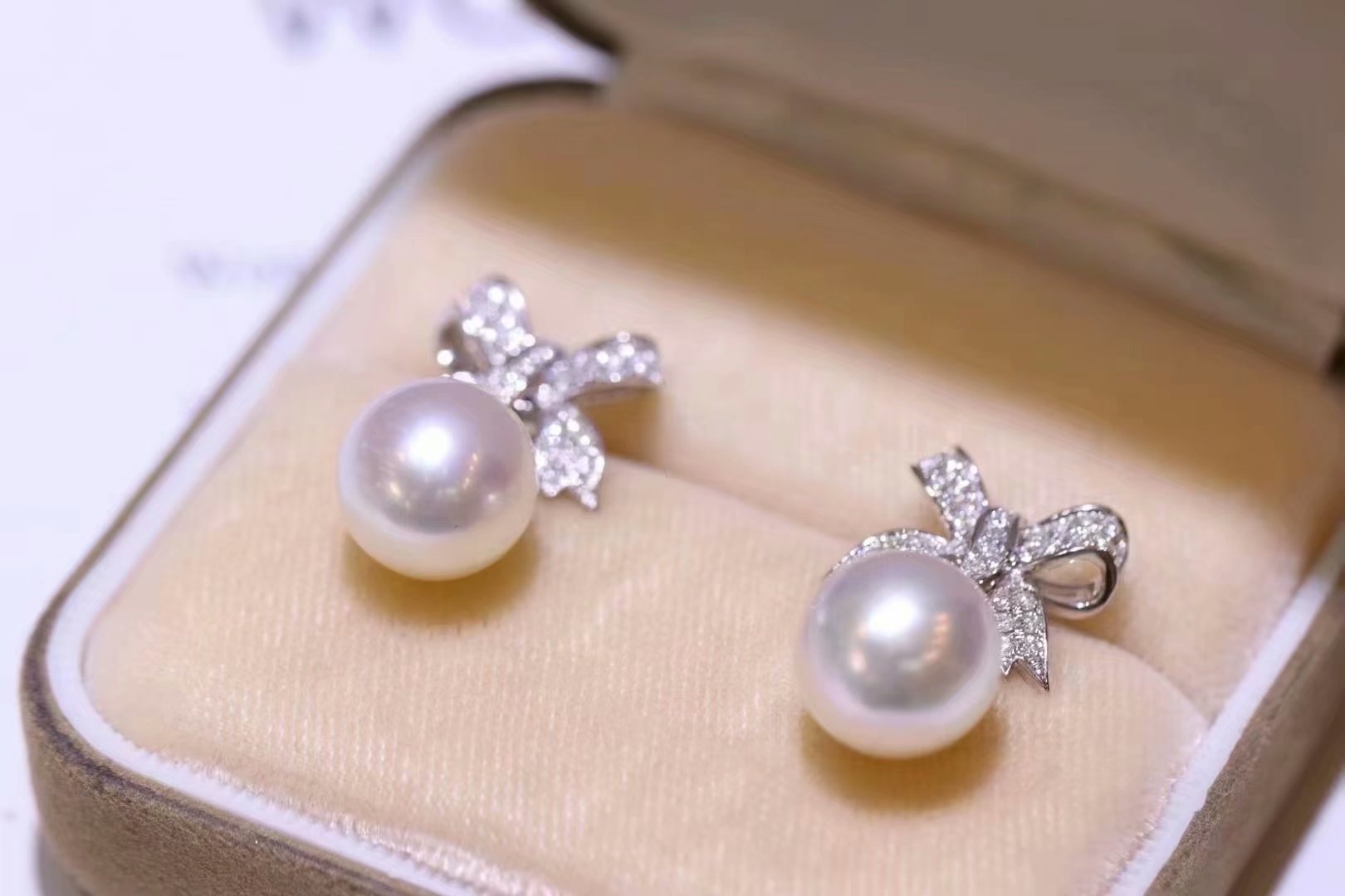 18k金镶嵌女款澳白耳坠海水珍珠