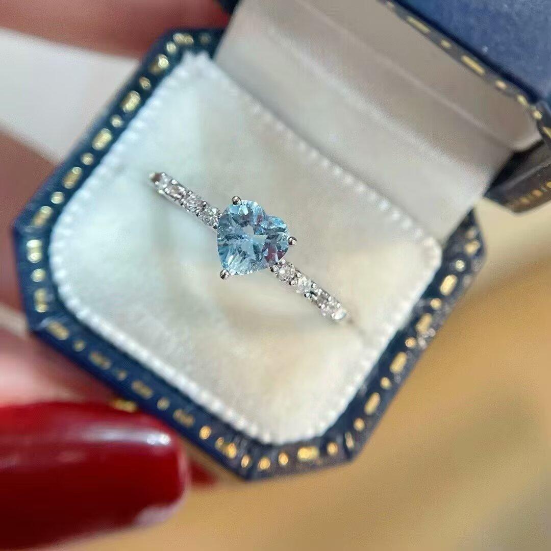 18K金女镶嵌南非高品质钻石 0.45克拉天然心型海蓝宝石戒指送证书