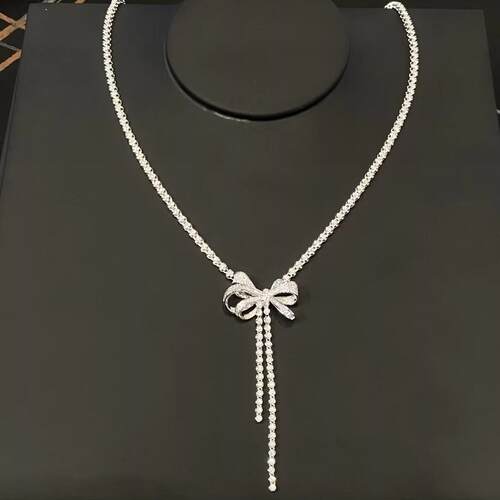 18K金女镶嵌钻石蝴蝶吊坠