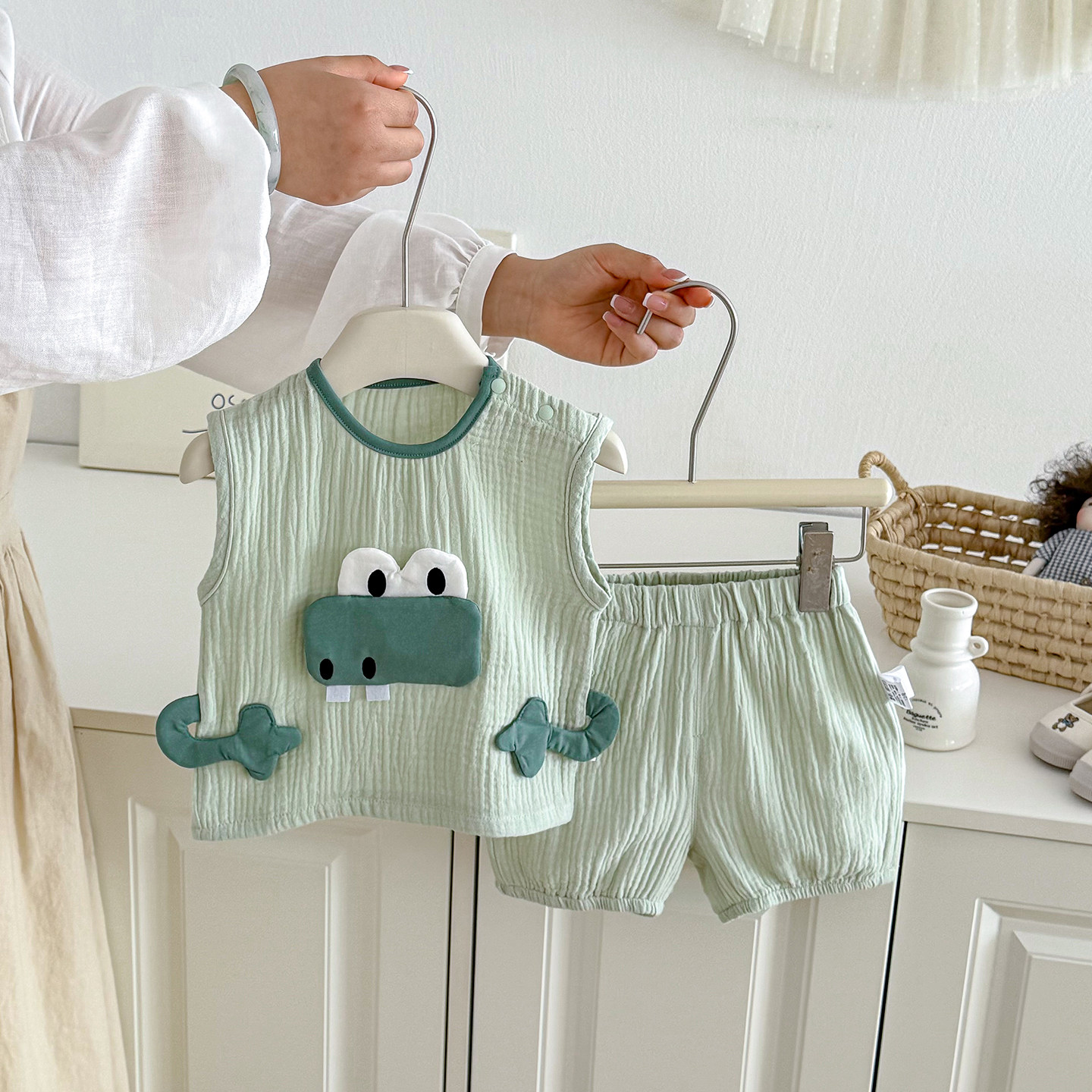 婴幼童分体可爱背心男宝宝分体两件套夏季幼小童无袖超萌恐龙套装