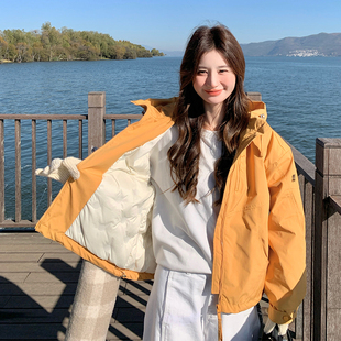 工装黄色短款冲锋衣羽绒服女2025冬新款今年流行小个子白鸭绒外套