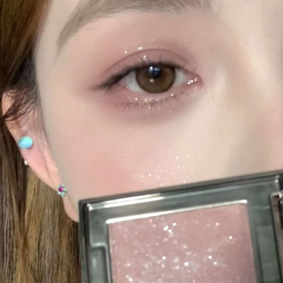 单色成妆灵动碎闪灰粉眼影日常