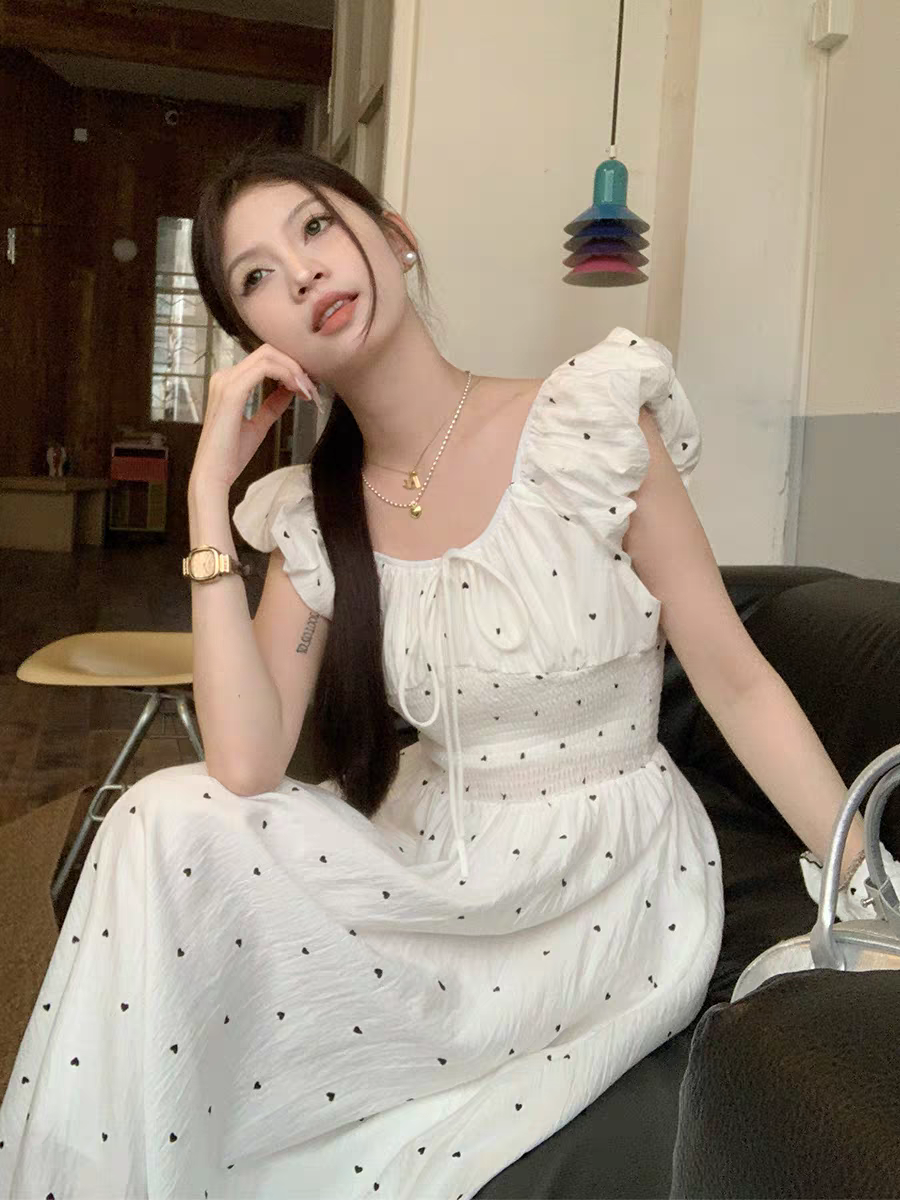 法式甜美爱心波点飞飞袖连衣裙女夏季收腰显瘦初恋小白裙度假长裙