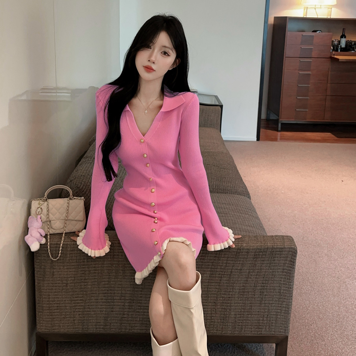 实价 轻奢排扣V领木耳边花瓣喇叭袖针织连衣裙秋冬打底包臀短裙