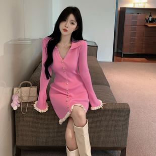 实价 轻奢排扣V领木耳边花瓣喇叭袖针织连衣裙秋冬打底包臀短裙