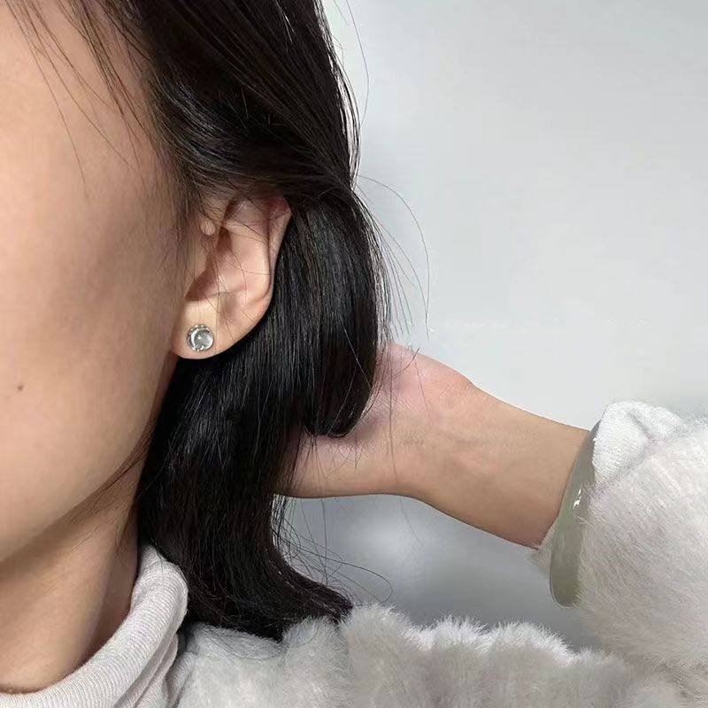 韩艺公主OOMEOO/皎月轻奢耳钉女2024年新款潮白猫眼简约小巧耳饰