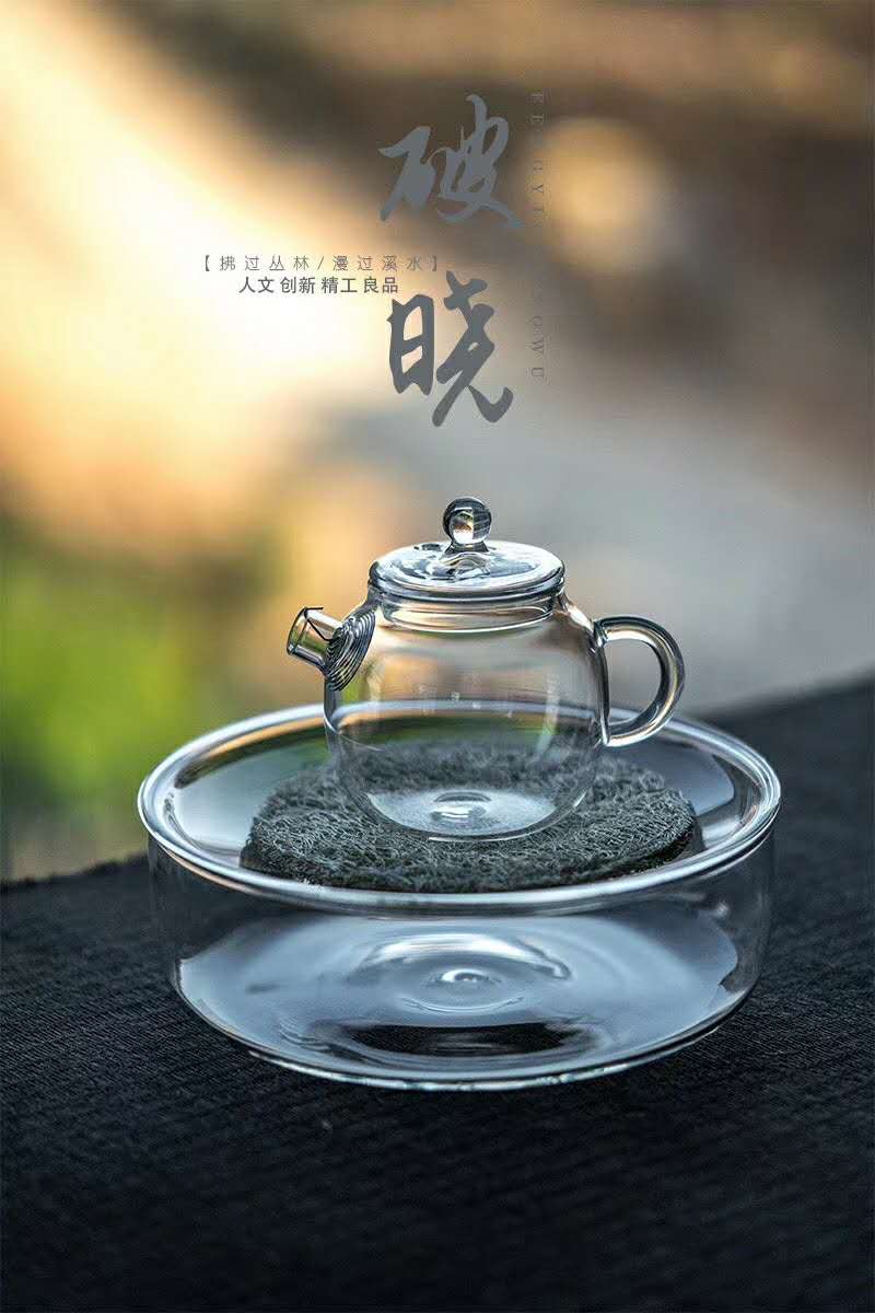 日本式の耐熱ガラスの急須は人工的に吹き付けて巨輪の玉のつぼの緑茶器をつくってお茶のつぼのお茶を入れます。