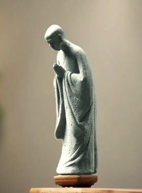 青砂石禅意小和尚行礼僧摆件