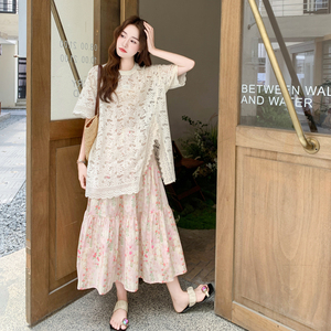 温柔系穿搭绝美蕾丝短袖上衣套装裙女夏新款显瘦碎花半身裙两件套图片