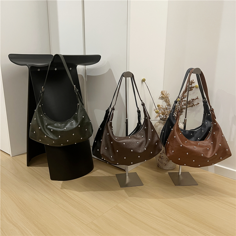 小脏柜 韩国小众设计铆钉时尚个性手提腋下hobo包百搭斜挎饺子包