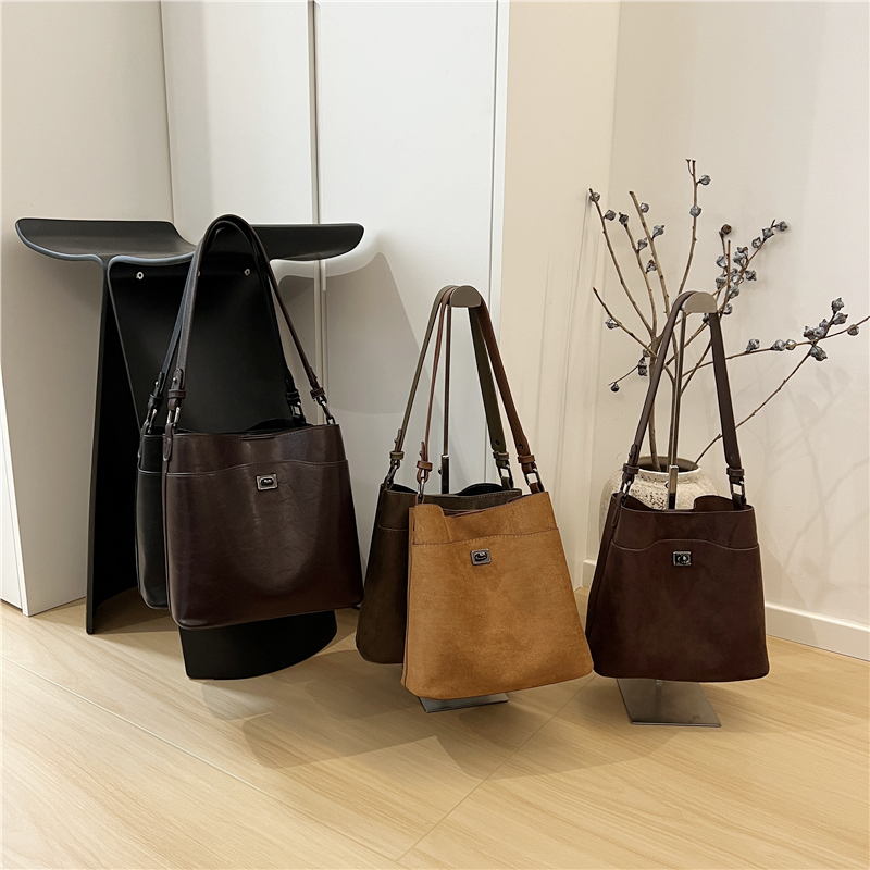 小脏柜 复古水桶包手提腋下包高级感麂皮绒面通勤单肩斜挎女包包