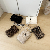 小脏柜 洋气牛角扣毛茸茸手机包单肩斜挎小方包 时尚 2025冬季 新款