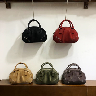 小脏柜 高级小众可爱俏皮雾面质感手提保龄球包铆钉单肩斜挎小包