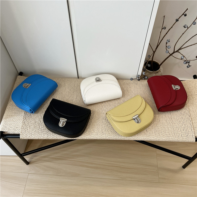 小脏柜 韩版早春新款复古红色半圆翻盖马鞍包休闲潮通勤斜挎小包