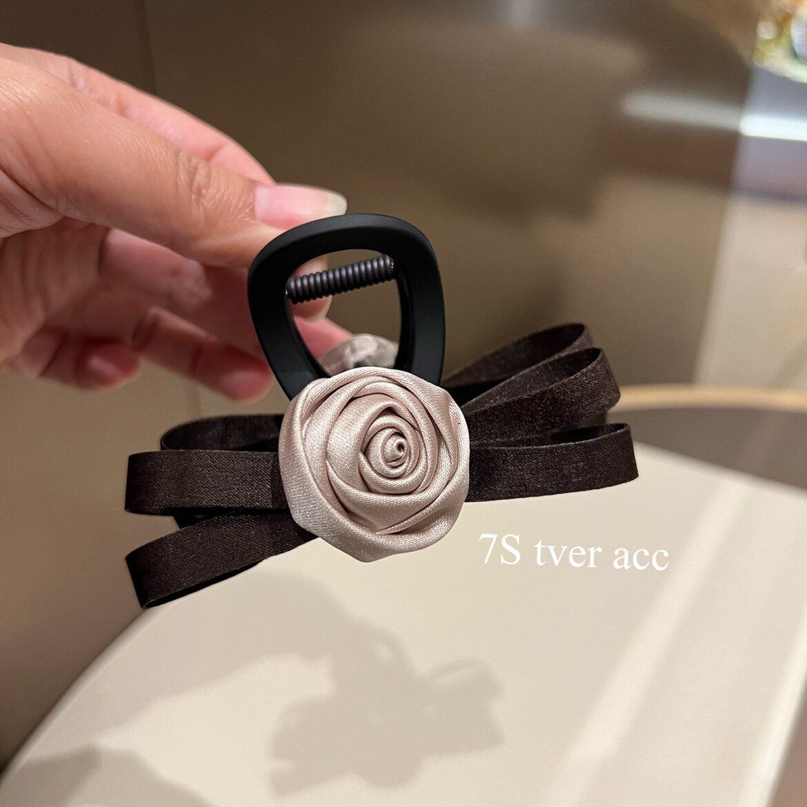 Tveracc韩国进口奶咖玫瑰蝴蝶结花朵抓夹女气质 阿豆款专柜 发饰