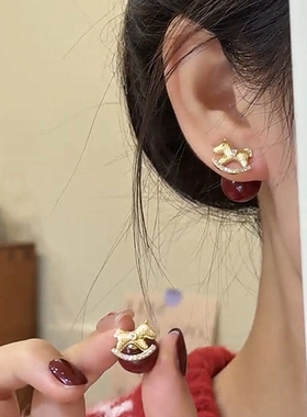 金色木马耳钉s925银针新款爆款前后带红色珍珠耳环小众设计高级感